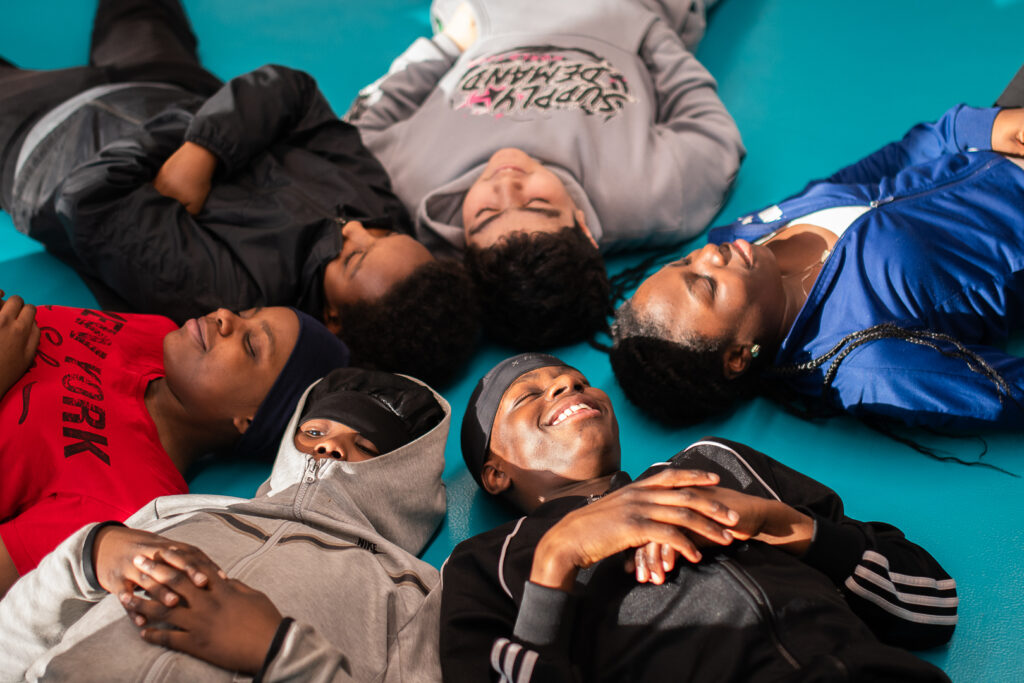 Nuoria makoilemassa lattialla.